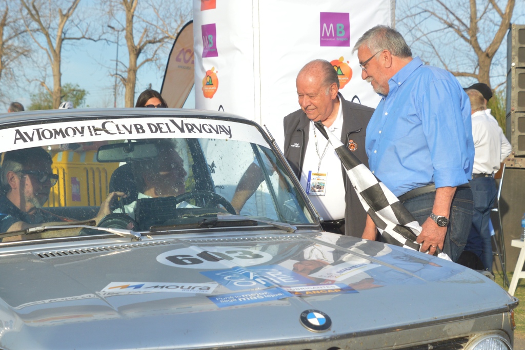 La Galeria de Fotos del 19° Gran Premio Argentino Histórico: Jorge Revello vicepresidente segundo del ACA y Vicente Gatica intendente de Gragado reciben a Tomasi del ACU.jpg